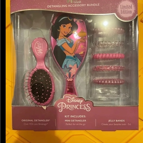 🆕 The Wet Brush Disney Princess “Jasmine” Set of Brushes and Hair Accessories - Picture 2 of 3